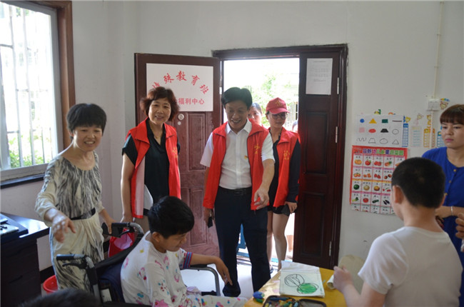 城投集團(tuán)開(kāi)展“傳承紅色基因，敬老愛(ài)幼先行” 現(xiàn)場(chǎng)獻(xiàn)愛(ài)心活動(dòng)