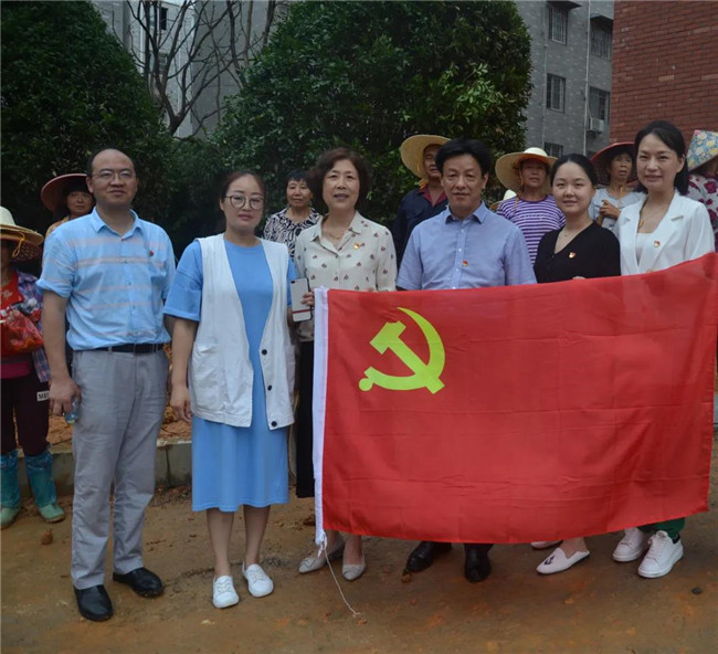 炎炎夏日送清涼，點(diǎn)滴關(guān)懷暖人心——城投集團(tuán)各黨支部開(kāi)展“送清涼”慰問(wèn)一線(xiàn)員工活動(dòng)