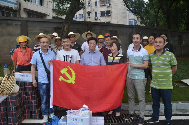 炎炎夏日送清涼，點(diǎn)滴關(guān)懷暖人心——城投集團(tuán)各黨支部開(kāi)展“送清涼”慰問(wèn)一線(xiàn)員工活動(dòng)