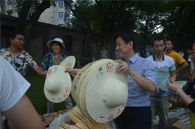 炎炎夏日送清涼，點(diǎn)滴關(guān)懷暖人心——城投集團(tuán)各黨支部開(kāi)展“送清涼”慰問(wèn)一線(xiàn)員工活動(dòng)