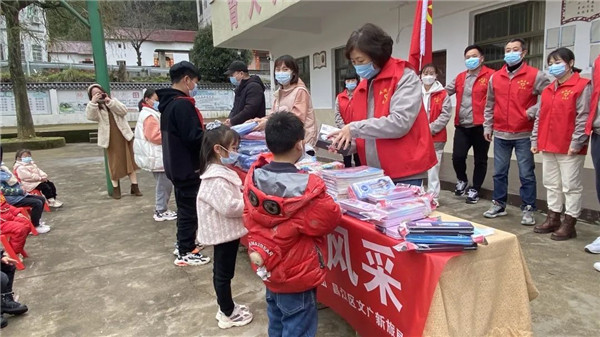 市城投集團開展“黨建引領學雷鋒，志愿服務展風采”送溫暖活動