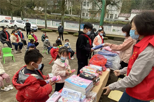 市城投集團開展“黨建引領學雷鋒，志愿服務展風采”送溫暖活動